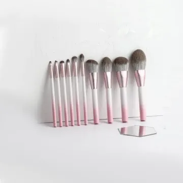 Graduated makeup brush set